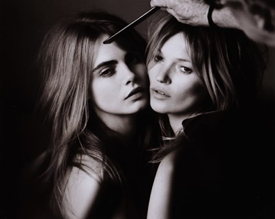 Lot 17 - Fotografie - Mario Testiono - Kate Moss & Cara Delevingne Burberry 2014