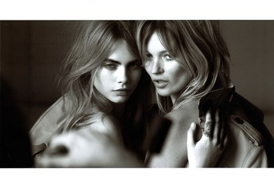 Lot 16 - Fotografie - Mario Testino - Kate Moss en Cara Delevingne 2014
