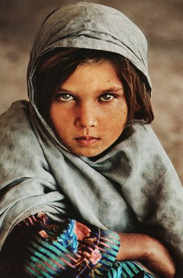 Lot 9 - Fotografie - Steve Mccurry - Afghan Girl (Sahrbat Gula) 1990