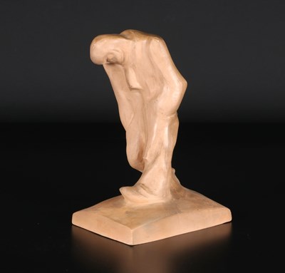 Lot 616 - Beeld van een gebogen man, gesigneerd "Léon".
