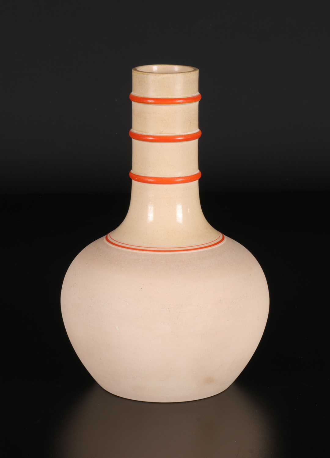Lot 564 - Koelkruik met oranjerode biezen, Petrus Regout.