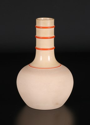 Lot 564 - Koelkruik met oranjerode biezen, Petrus Regout.
