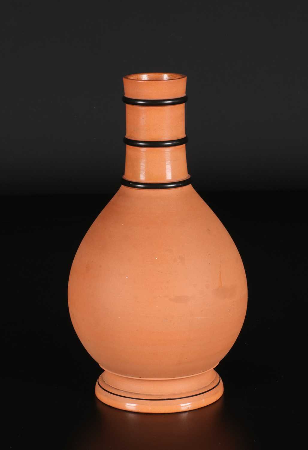 Lot 565 - Koelkruik met zwarte biezen, Petrus Regout.