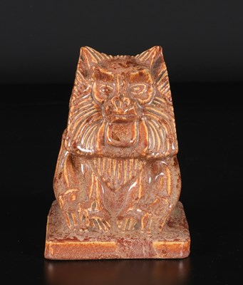 Lot 615 - Beeldje van een zittende aap, De Sphinx.