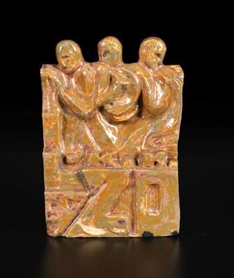Lot 629 - Keramisch reliëf met drie figuren.