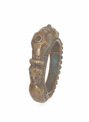 Lot 3188 - Indonesië, bronzen armband