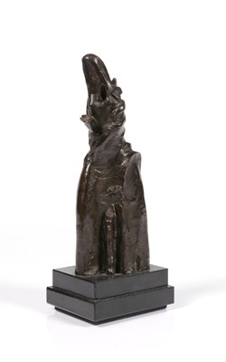 Lot 600 - Bronzen sculptuur van een figuur in mantel, Charles Eyck.
