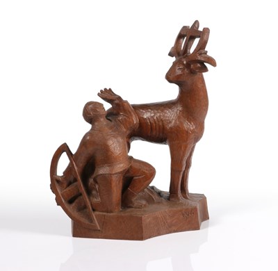 Lot 636 - Houten beeld van knielende man bij hert - Jean Weerts.
