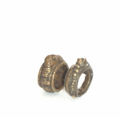 Lot 3196 - Indonesië, twee bronzen ringen