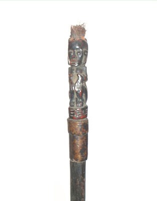 Lot 3200 - Indonesië, zwarthouten toverstaf, "Tongat malehat"