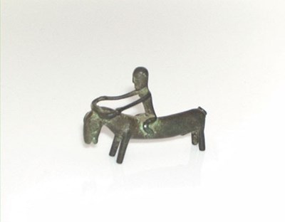 Lot 3219 - Indonesië, bronzen ruiterfiguur