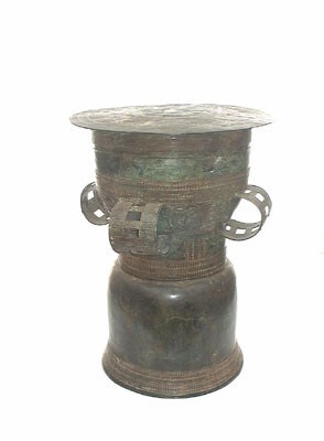 Lot 3504 - Bronzen trommel, zgn. "Ibur riti" (koperen korf)
