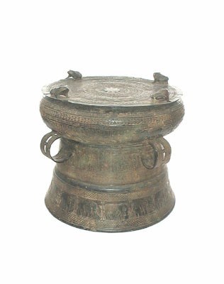 Lot 3505 - Bronzen trommel, zgn. "Ibur riti" (koperen korf)