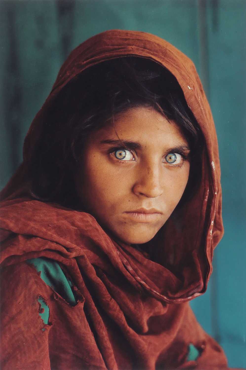 Lot 8 - Fotografie - Steve McCurry - "Afghan Girl" (Sarhbat Gula) 1984