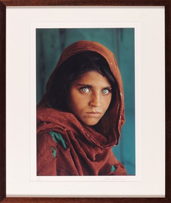 Lot 8 - Fotografie - Steve McCurry - "Afghan Girl" (Sarhbat Gula) 1984