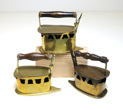 Lot 22 - Drie 19e-eeuwse geelkoperen ‘kooltjes’strijkijzer
