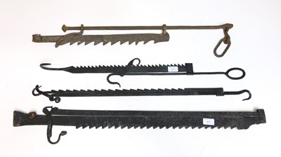 Lot 37 - Vier 18e/19-eeuwse handgesmede ijzeren vuurhalen
