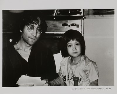 Lot 69 - Fotografie - John Lennon met Sean Lennon, Nishi Fumiya Saimaru 1988