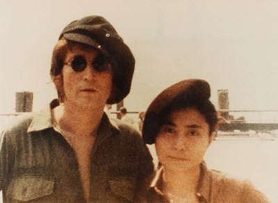 Lot 70 - Fotografie - John Lennon en Yoko Ono