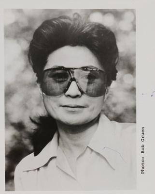 Lot 71 - Fotografie - Yoko Ono - Bob Gruen