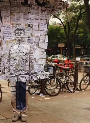 Lot 67 - Fotografie - Liu Bolin (geb. 1973), Hiding in the City: Info Port’, 2011.