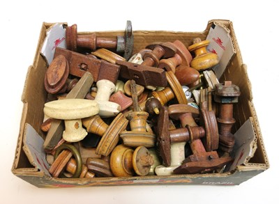 Lot 56 - Koop antieke houten deurknoppen in 1 doos.