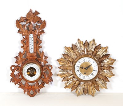 Lot 106 - Houten barometer en vergulde houten wandklok.