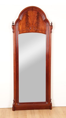 Lot 142 - Halspiegel in een fraaie Biedermeier mahoniehouten lijst