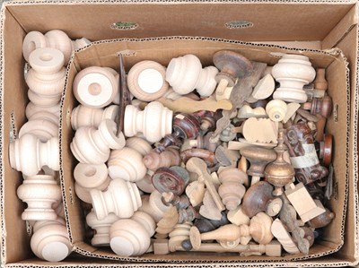 Lot 154 - Koop houten balpoten voor kasten en commodekastjes in 4 dozen.