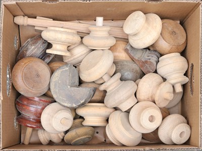 Lot 154 - Koop houten balpoten voor kasten en commodekastjes in 4 dozen.
