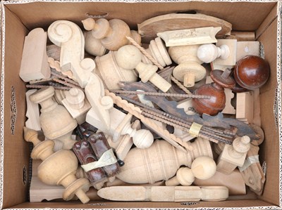 Lot 154 - Koop houten balpoten voor kasten en commodekastjes in 4 dozen.