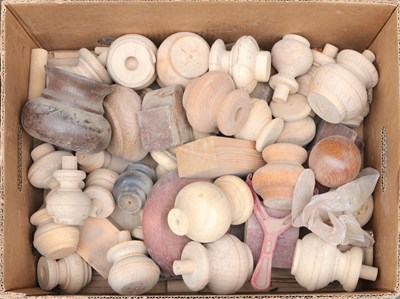 Lot 154 - Koop houten balpoten voor kasten en commodekastjes in 4 dozen.