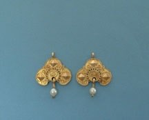 Lot 1056 - Paar antieke gouden oorijzerhangers