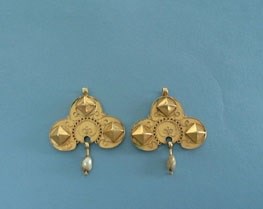 Lot 1070 - Paar antieke gouden oorijzerhangers
