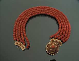 Lot 1083 - Antiek vijfrijïg bloedkoralen collier