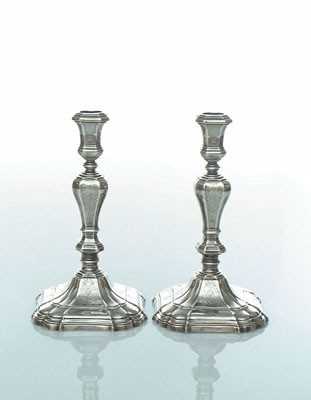 Lot 1503 - Twee zilveren Régence kandelaars