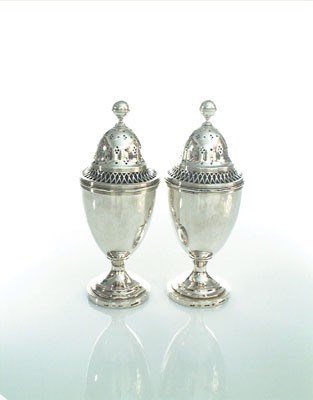 Lot 1518 - Twee zilveren strooibussen