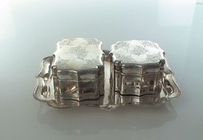 Lot 1532 - Twee zilveren koektrommels op blad