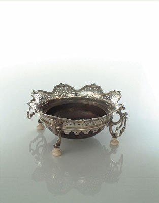 Lot 1539 - Zware zilveren Lodewijk-XVI tafelcomfoor