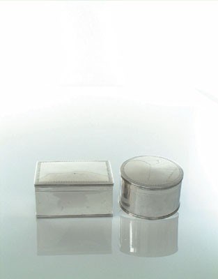 Lot 1541 - Twee zilveren koektrommels