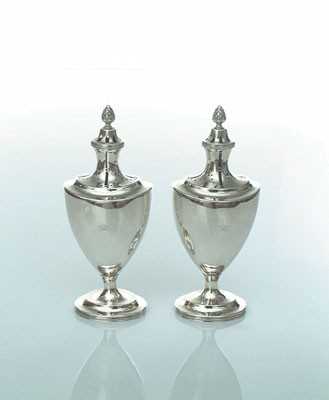 Lot 1564 - Twee zilveren strooibussen