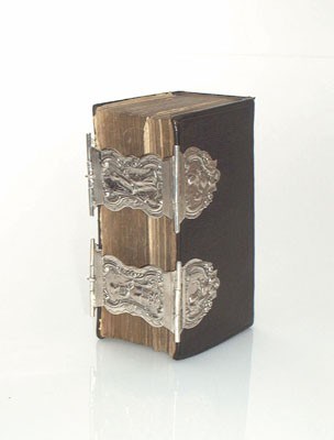 Lot 1577 - Bijbel met dubbele zilveren boeksloten
