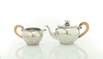 Lot 1607 - Biedermeier zilveren theekan en roomkan