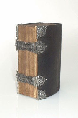 Lot 1621 - Bijbel met dubbele zilveren sloten