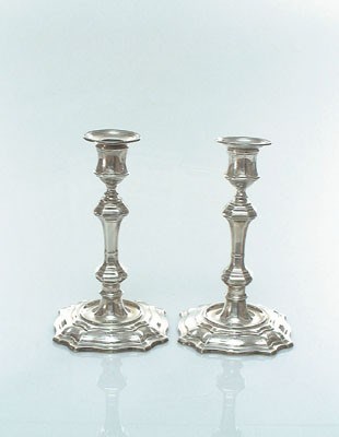 Lot 1666 - Engeland, twee zilveren éénlichts kandelaars