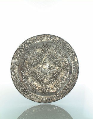 Lot 1693 - Spaanse 18e-eeuwse zilveren schotel