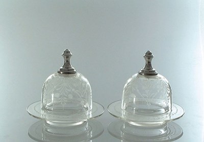 Lot 1757 - Twee Biedermeier glazen boterstolpen