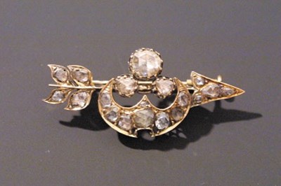 Lot 1030 - Antieke 14-krt. gouden diamanten broche.