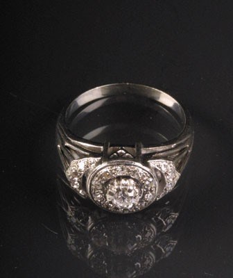 Lot 1092 - 18-krt. witgouden diamanten ring.