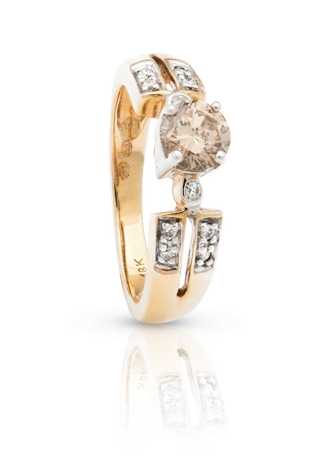 Lot 532 - 18K Gold Diamond Ring